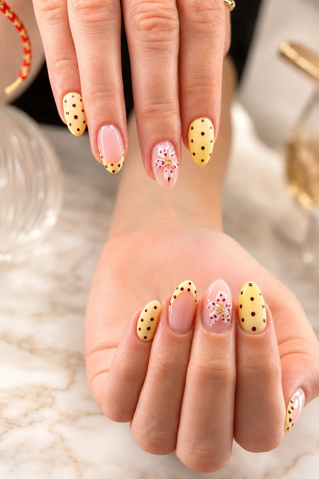 Création ongulaire par Margot : pose jaune pastel, motifs bordeaux et fleurs blanches
